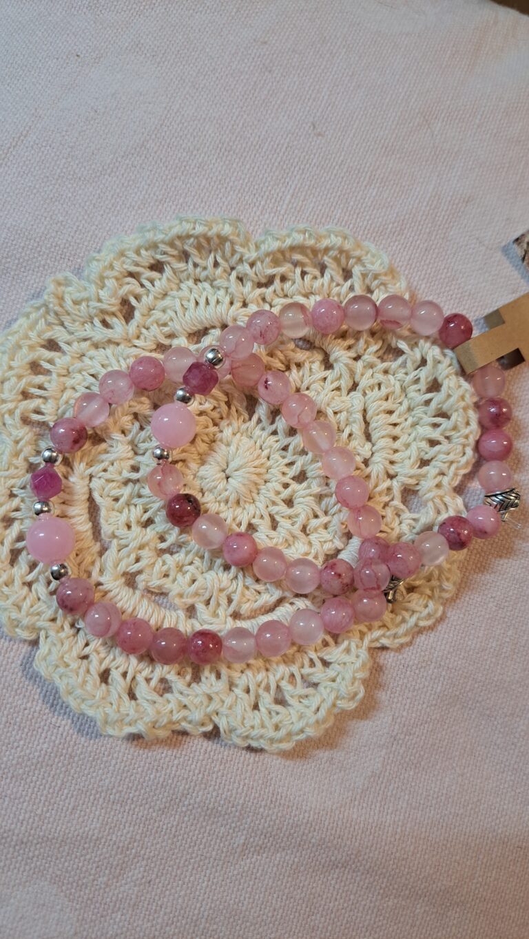 Armbänder aus so vielen unterschiedlichen Edelsteinen. Individuell für dich angefertigt, auf Wunsch auch mit Seelengeschichte, die cih während des Fädelns channele.